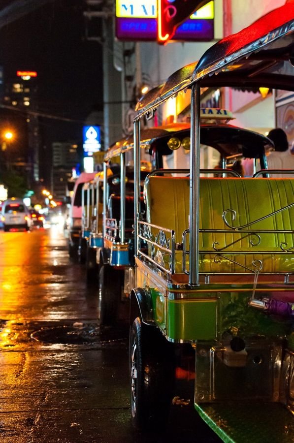 Above Eleven, rooftop bar in Bangkok – photo of the street